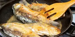 Czy kostki rybne rozmrażać przed smażeniem, czy smażyć z zamrażarki?
