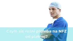 Lekarz w niebieskim fartuchu i czepku, z rękami skrzyżowanymi na piersi.