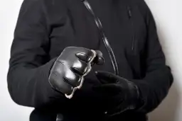 Czy na kastet trzeba mieć pozwolenie? Sprawdź, jakie są konsekwencje