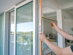 Jak zamontować siatkę na okno przeciw owadom: Prosty poradnik