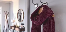Jak powiesić szalik na ścianie i stworzyć piękną dekorację