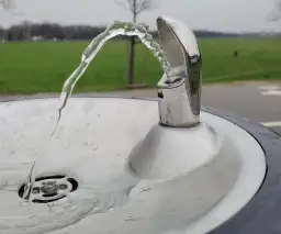 Czy można pić wodę z kranu w Krakowie? Bezpieczna i zdrowa opcja