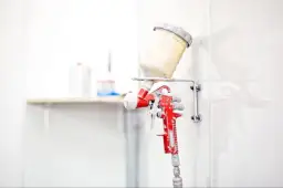 Jak malować dysperbit? Sprawdź najlepsze farby i techniki malarskie