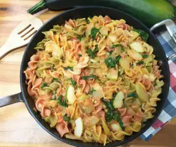 Makaron ze szpinakiem i cukinią w sosie śmietanowym to pyszny obiad