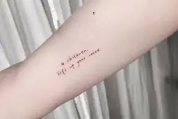 Najlepsze napisy na tatuaż męski, które mają głębokie znaczenie