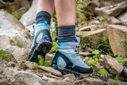 Jakie skarpetki w góry? Klucz do komfortu i stóp bez pęcherzy