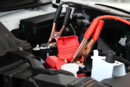 Jak podłączyć prostownik do rozrusznika, aby uniknąć uszkodzeń?