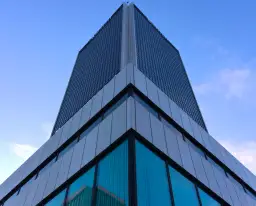 Ile pięter ma hotel Marriott w Warszawie? Zaskakujące informacje