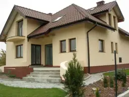 Jaki kolor elewacji do kasztanowego dachu, aby uniknąć błędów kolorystycznych?