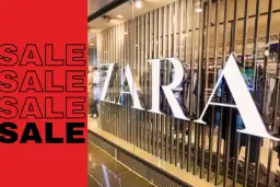 Kiedy promocje w Zarze! Duże napisy "SALE" na czerwonym tle obok witryny sklepu z logo ZARA.