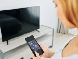 Jak podłączyć telefon do TV kablem? Stabilny obraz bez Wi-Fi