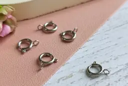 Gdzie kupić zapięcia do bransoletek? Odkryj najlepsze opcje zakupowe