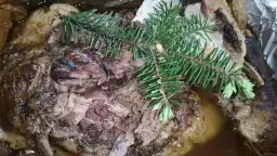 Jak piec baraninę, aby była soczysta i pełna smaku? Sprawdź!