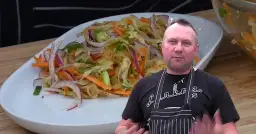 Surówka z kiszonej kapusty jak w restauracji - prosta i smaczna wersja