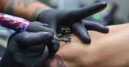 Czy tatuaże są bezpieczne? Poznaj ryzyko i kluczowe środki ostrożności