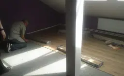 Czy kłaść folie pod panele podłogowe? Ochrona i izolacja to klucz!