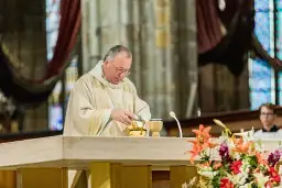 Jaka modlitwa zamiast mszy? Odkryj głębię osobistej modlitwy