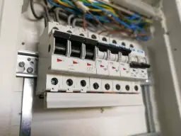W rozdzielnicy elektrycznej widać rzędy wyłączników nadprądowych, które chronią instalację. Oto jak działa wyłącznik nadprądowy.