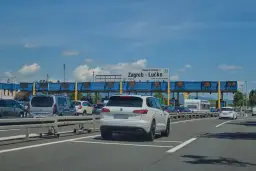 Kolejka samochodów na autostradzie w Chorwacji, zbliżających się do punktu poboru opłat. Chorwacja płatne drogi to norma.