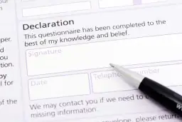 Formularz z sekcją "Declaration" i polem na podpis. Dowiedz się, jak napisać oświadczenie.