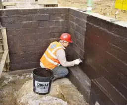 Czym zasypać fundamenty wewnątrz, aby uniknąć problemów z wilgocią?