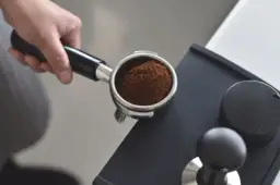 Czy można wsypać kawę mieloną do ekspresu? Sprawdź, co musisz wiedzieć