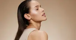 Kobieta z mokrymi włosami i subtelnym makijażem, podkreślającym naturalne piękno. Idealny przykład przerabiania zdjęć makijaż.