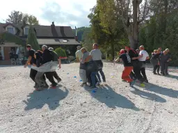 Cele zabaw integracyjnych – jak budować relacje i poprawiać komunikację w grupie