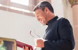 Jak mówić do księdza, aby zawsze okazać mu szacunek i uprzedzenie