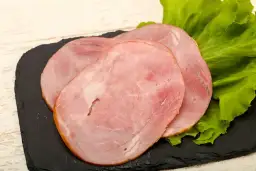 Ile kalorii ma plasterek szynki? Zaskakujące wartości odżywcze