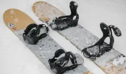Dwie deski snowboardowe Salomon, gotowe na śnieżne szaleństwo.
