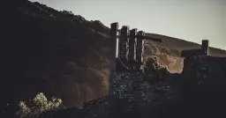 Zamek w Rytrze: Ruiny rycerskiej fortecy z widokiem na Poprad