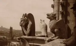 Kamienne stwory, w tym zamyślony gargulec Notre Dame, obserwują Paryż z wysokości.