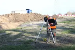 Geodeta w budowie domu: Niezbędny przewodnik po jego roli i usługach