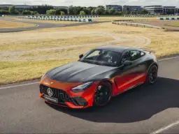 Mercedes AMG GTR Pro - moc, osiągi i wyjątkowe cechy torowe