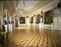 Odkryj tajemnice wnętrz zamku królewskiego w Warszawie i ich historię