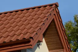 Jaką blachę na dach wybrać, aby uniknąć kosztownych błędów?