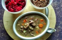 Gulasz z serc drobiowych z ziemniakami i marchewką, podany z kaszą i buraczkami. Idealny przepis na to, jak przyrządzić serca drobiowe.