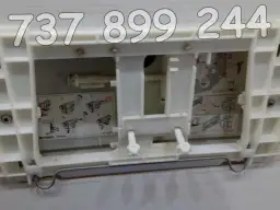 Wnętrze spłuczki Geberit z instrukcją naprawy.