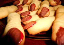 Przerażająco pyszne palce wiedźmy z migdałami i czerwonym dżemem, idealne na Halloween.
