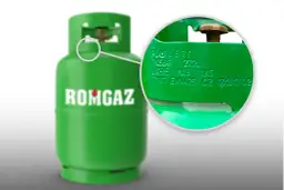 Zielona butla LPG z powiększeniem na wybite oznaczenia legalizacyjne.