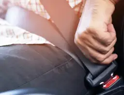 Kiedy nie trzeba zapinać pasów bezpieczeństwa? Oto ważne wyjątki