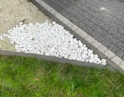 Jak skutecznie wyczyścić białe kamyczki w ogrodzie i uniknąć ich zabrudzenia