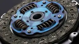 Primer plano de un disco de embrague de coche con resortes y plato de presión azul.