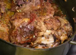 Pieczona jagnięcina w garnku z warzywami i przyprawami.