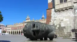 Eros Bendato: Arcydzieło czy intruz na Rynku w Krakowie?