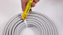 Jak zdjąć izolację z kabla bez uszkodzenia przewodów – proste metody