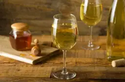 Jak zrobić miód pitny w domu - prosta receptura na pyszny trunek