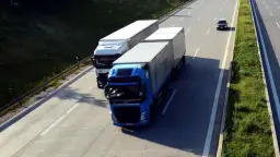 Czy ciężarówki mogą wyprzedzać na autostradzie? Zasady i wyjątki