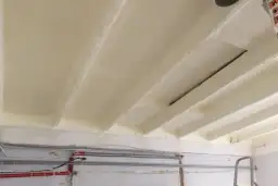 Jak ocieplić strop betonowy od spodu? Oszczędź na rachunkach!